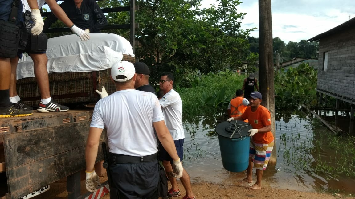 Prefeitura de Laranjal do Jari vem prestando diversos serviços durante as cheia do rio Jari.